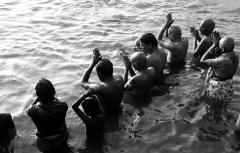 Varanasi (Uttar Pradesh)

Pilgrims praying in Ganga River.

Pèlerins en train de prier dans le Gange.